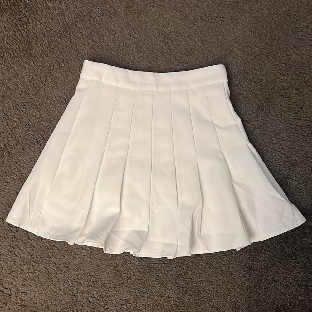 Elegant White Pleated Skirt